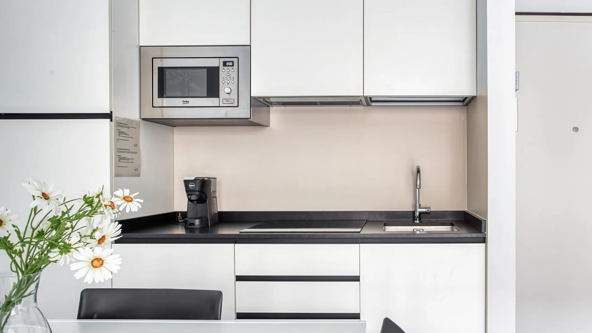 Apartment Sleek City Abode In Maciachini Milan