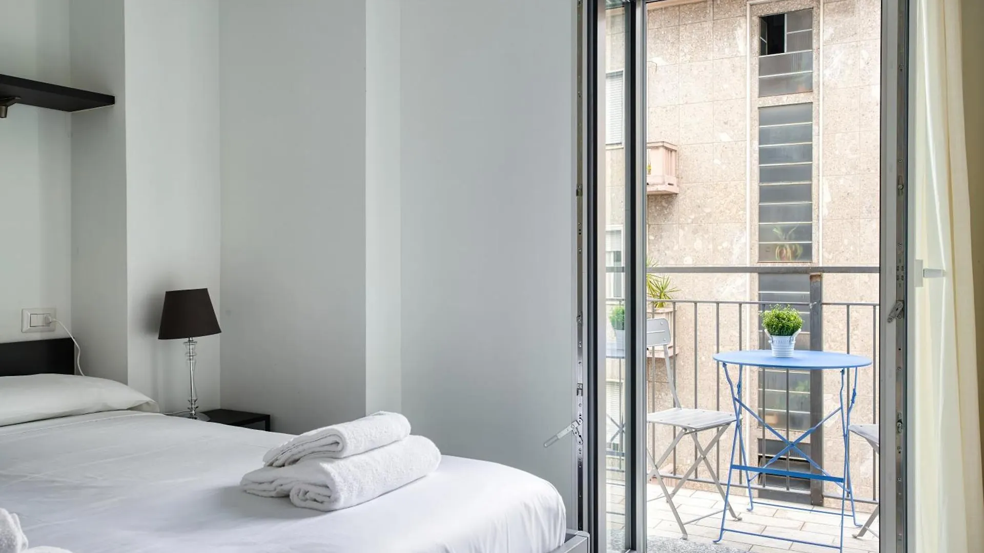 Apartment Sleek City Abode In Maciachini Milan
