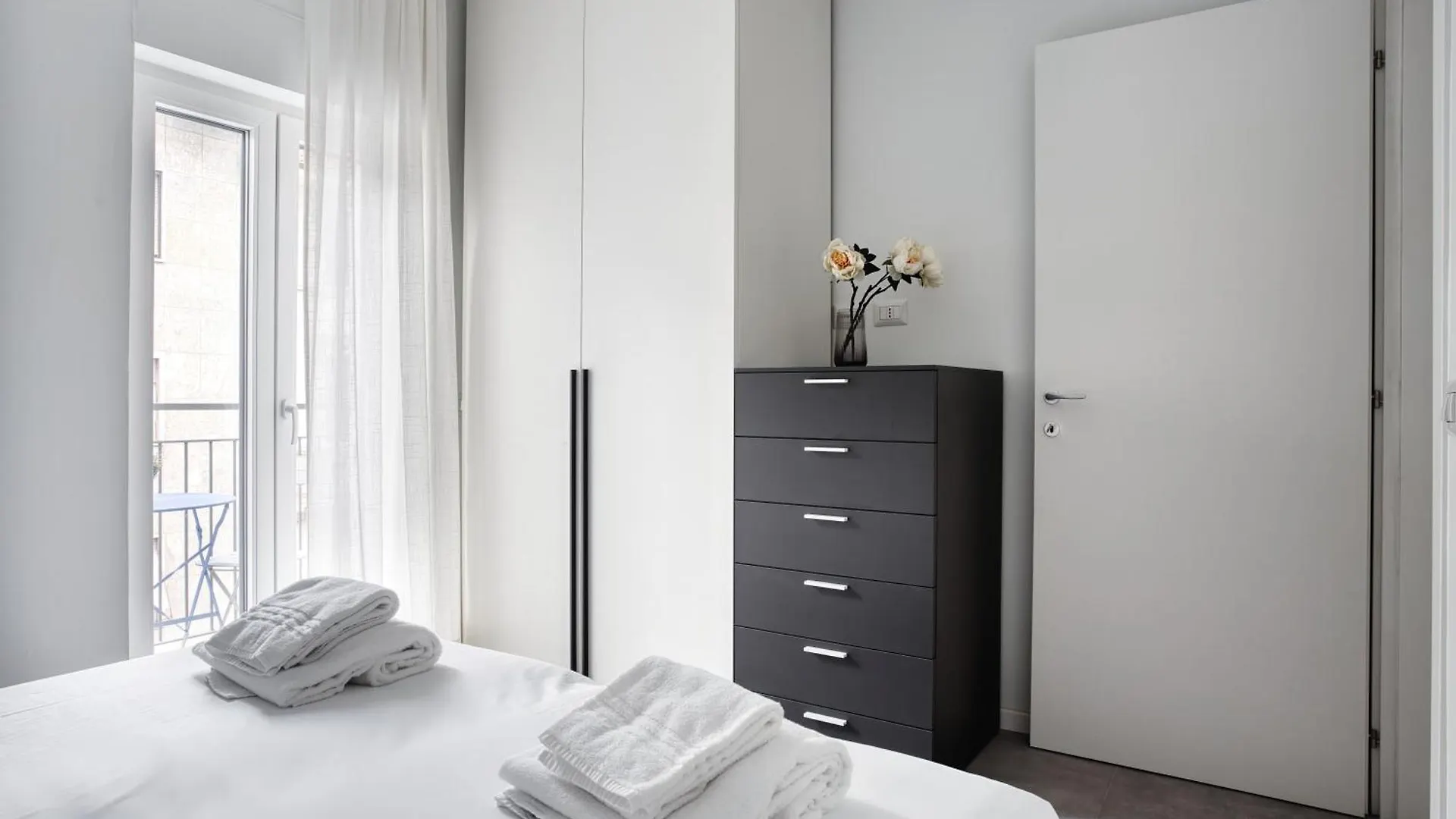 Apartment Sleek City Abode In Maciachini Milan